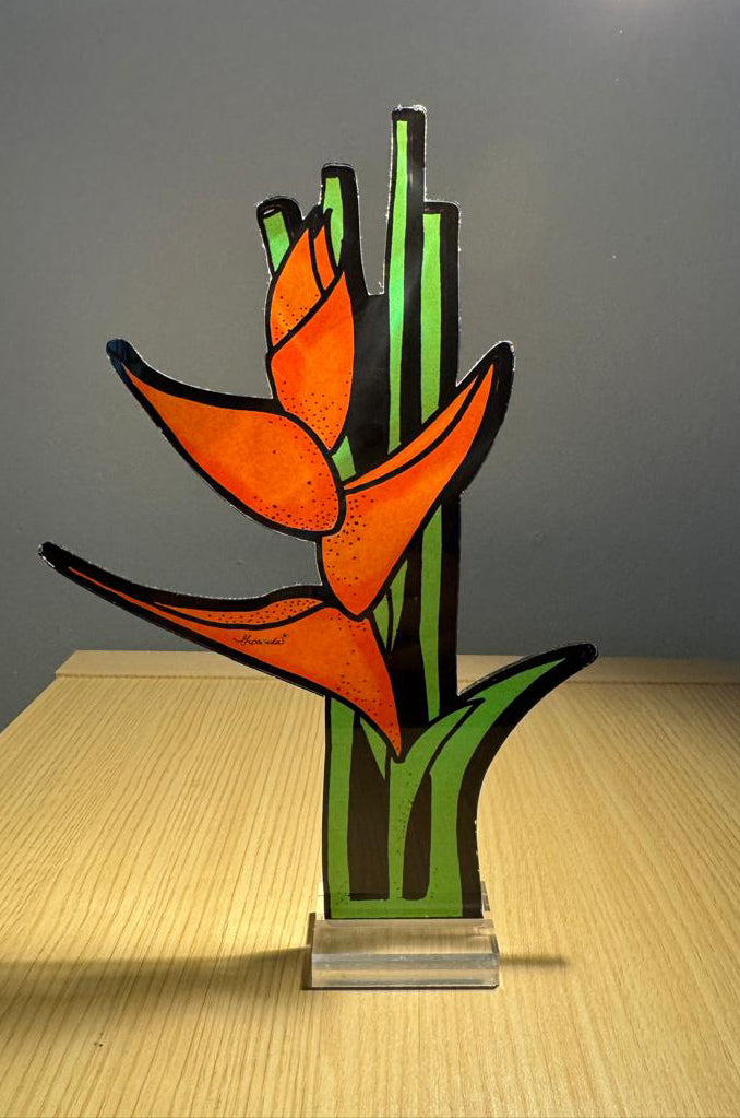 Llama del Jardín – Escultura en acrílico inspirada en la heliconia