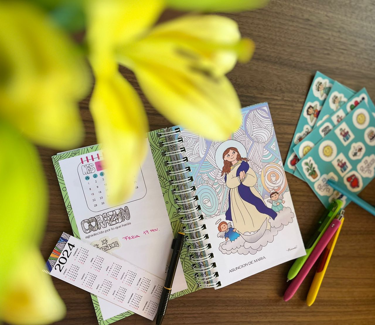 Agenda Pausa y Gratitud perfecta para reflexionar y agradecer, Agenda ilustrada con imágenes de la Virgen por Gioconda Vivas (5.5"x8.5"), Agenda perpetua ilustrada con imágenes de la Virgen mes a mes por Gioconda Vivas (5.5"x8.5"), giocondavivas.com, Gioconda vivas, giocondavivas, arte religioso, arte inspirador, Páginas del mes e imágen de la Virgen, Con marcalibro de año 2024