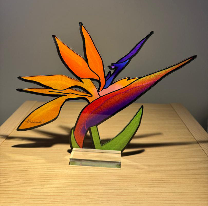 Vuelo Naranja – Escultura en acrílico inspirada en el ave del paraíso
